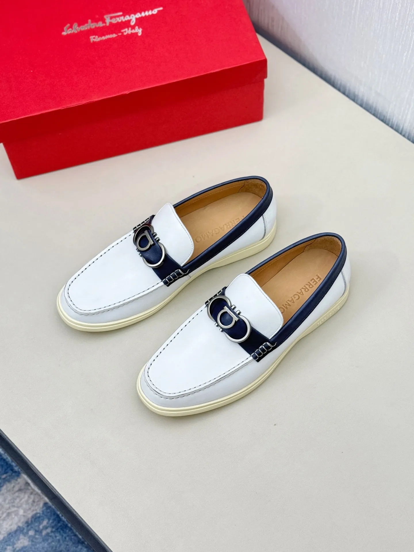 [Ferragamo] P: 580💰 Number of yards: 38~44 (45 orders are non-returnable) Ferragam's new men's driving shoes, the fabric is made of imported cowhide, with visible texture, heavy industrial stitching, dyed calfskin inside, standard logo cowhide feet, big-name experience, soft and comfortable on the feet, a men's favorite, special non-slip and wear-resistant rubber soles, easy to handle various occasions, with original box packaging!